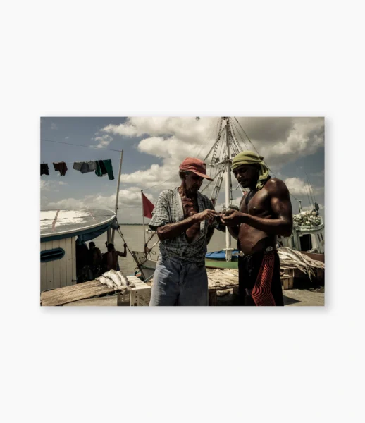 Dois homens no convés de um barco sob céu nublado, Amazônia – fotografia de André Nunez