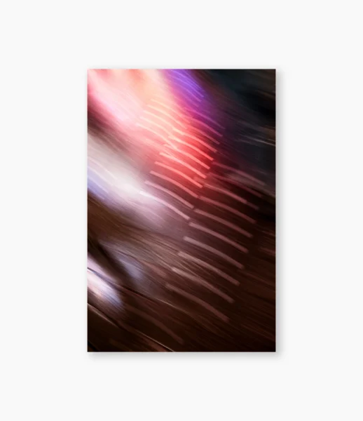 Faixas abstratas de vermelho, violeta e branco – fotografia de André Nunez