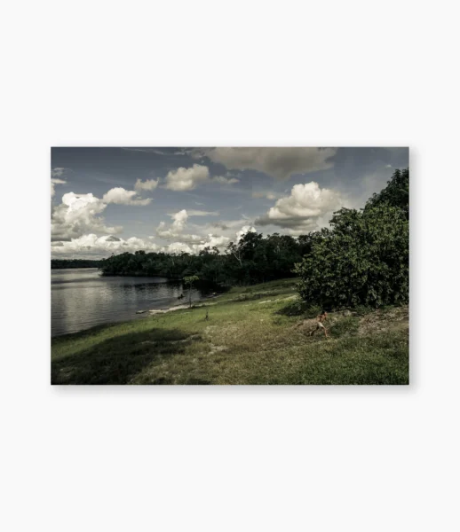 Curva de rio amazônico com floresta e nuvens, menina subindo a margem – fotografia de André Nunez