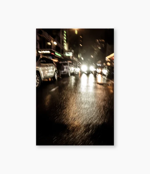 Faróis de carros refletidos em rua molhada, Nova York à noite – fotografia de André Nunez