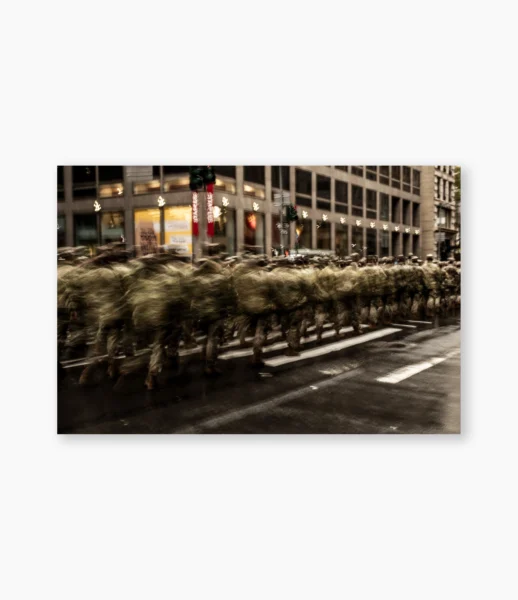 Soldados marchando em movimento borrado, Nova York – fotografia de André Nunez