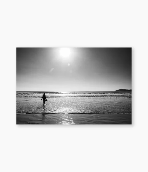 Pequena figura humana caminhando no mar em direção ao horizonte – fotografia de André Nunez