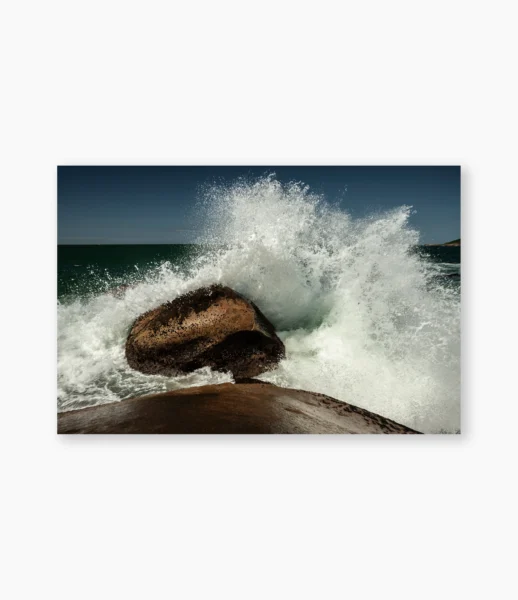 Onda batendo contra pedra no mar – fotografia de André Nunez
