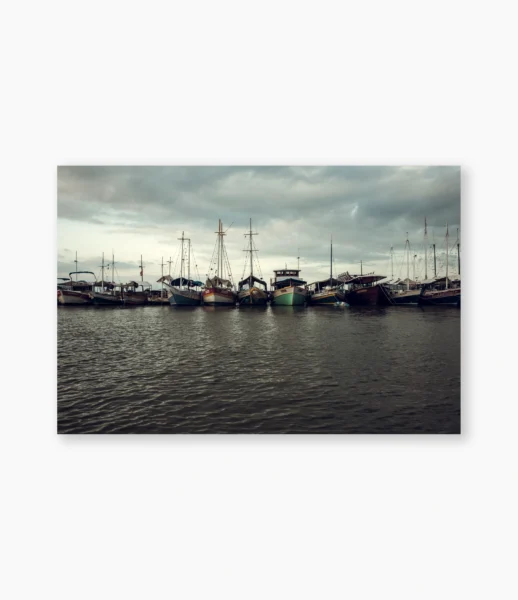 Barcos ancorados na água em Paraty, Rio de Janeiro – fotografia de André Nunez