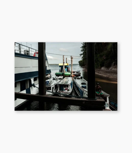Barcos atracados junto ao cais com mastros, Belém do Pará – fotografia de André Nunez