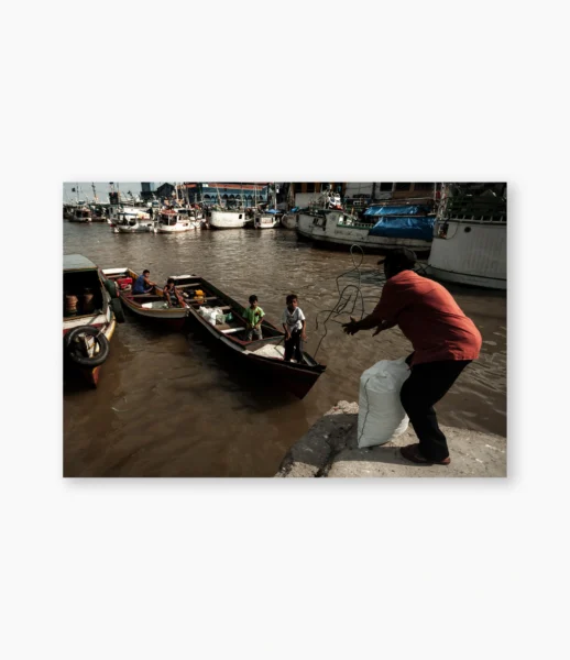 Barcos e pessoas no mercado Ver-o-Peso, Belém do Pará – fotografia de André Nunez
