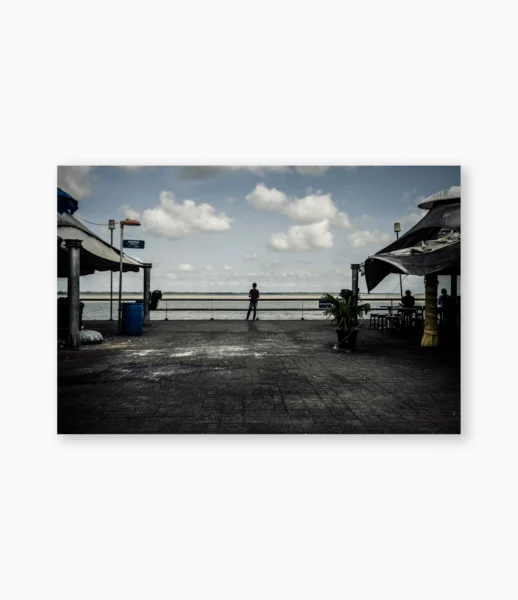 Figura solitária atravessando cais vazio, Belém do Pará – fotografia de André Nunez