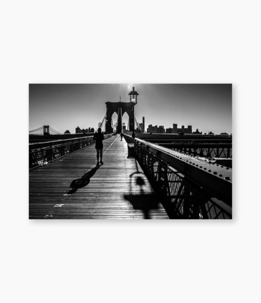 Pessoas atravessando a Brooklyn Bridge, Nova York – fotografia de André Nunez