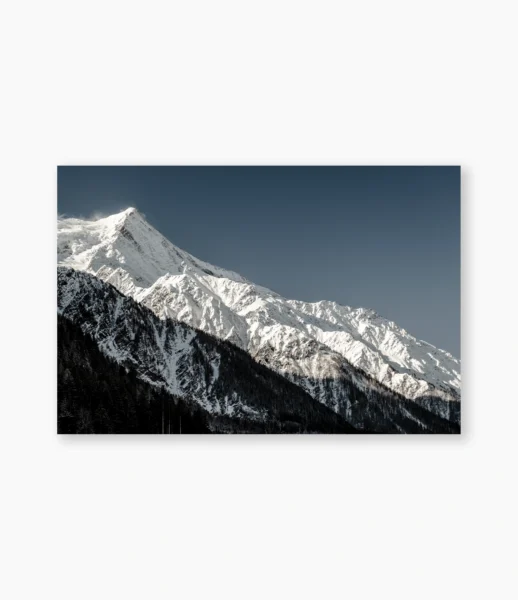 Floresta escura, neve e montanha em Chamonix, Alpes franceses – fotografia de André Nunez