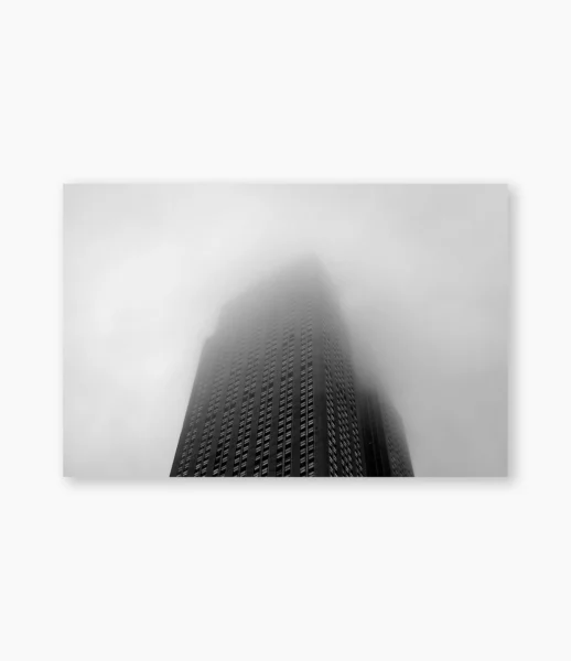 Empire State Building parcialmente encoberto pela névoa, Nova York – fotografia de André Nunez