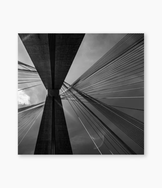 Cabos da Ponte Estaiada contra o céu, São Paulo – fotografia de André Nunez