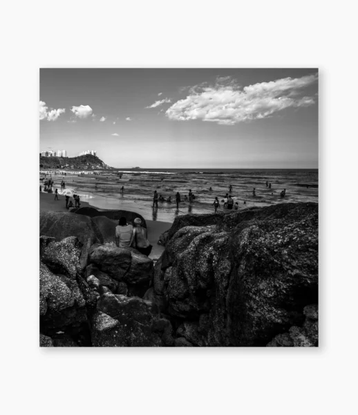 Duas pessoas entre as pedras diante do mar – fotografia de André Nunez
