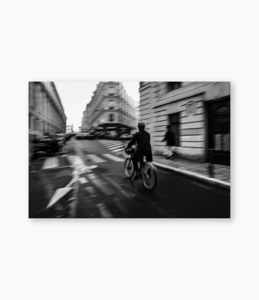 Ciclista em movimento numa rua de Paris – fotografia de André Nunez