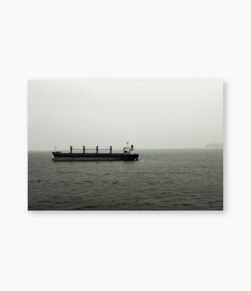 Navio cargueiro na bruma, mar e céu cinza – fotografia de André Nunez