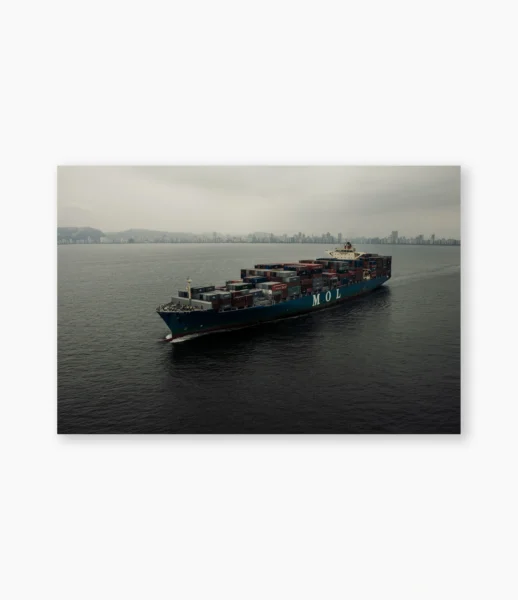 Cargueiro carregado de contêineres na linha do horizonte, com neblina – fotografia de André Nunez