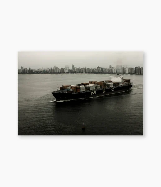 Navio em primeiro plano diante da silhueta de uma cidade – fotografia de André Nunez