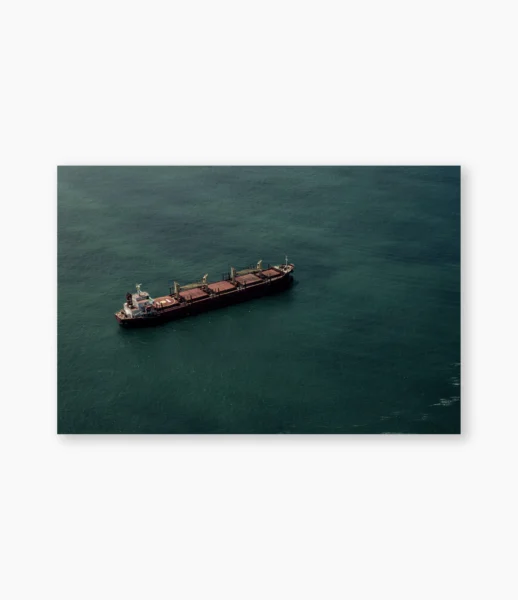 Navio cargueiro visto do alto sobre água verde-escura – fotografia de André Nunez