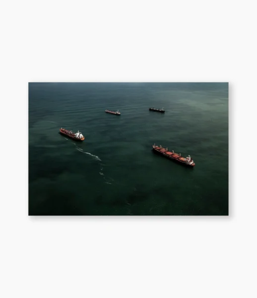 Quatro navios ancorados dispersos sobre a água – fotografia de André Nunez
