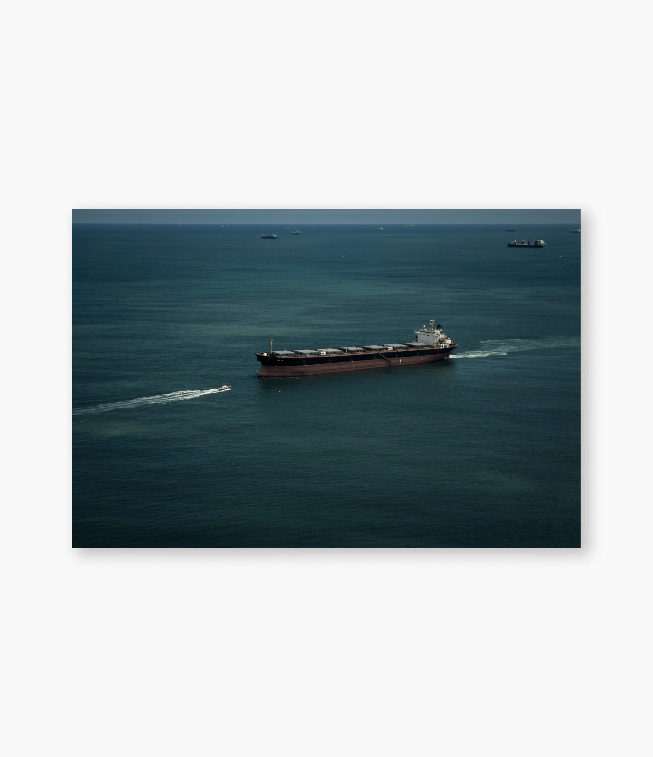 Esteira branca atrás de um navio no mar – fotografia de André Nunez