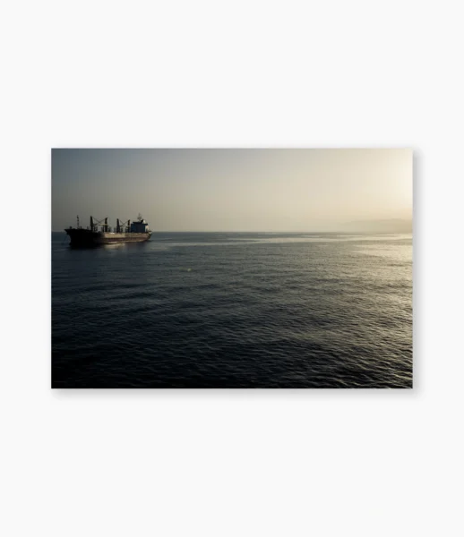 Silhueta de navio cargueiro na água dourada ao fim do dia – fotografia de André Nunez