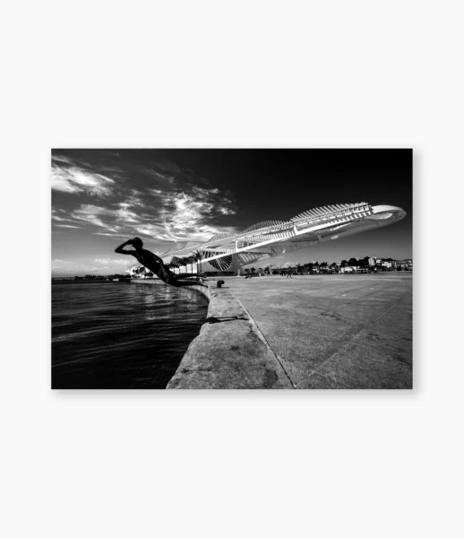Menino saltando na Baía de Guanabara com o Museu do Amanhã ao fundo, Rio de Janeiro – fotografia de André Nunez