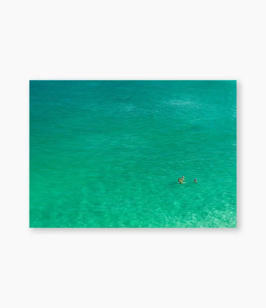 Quatro nadadoras no mar verde-turquesa do Arpoador, Rio de Janeiro – fotografia de André Nunez