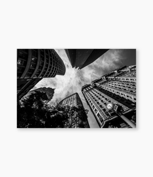 Prédios de São Paulo vistos de baixo contra o céu – fotografia de André Nunez
