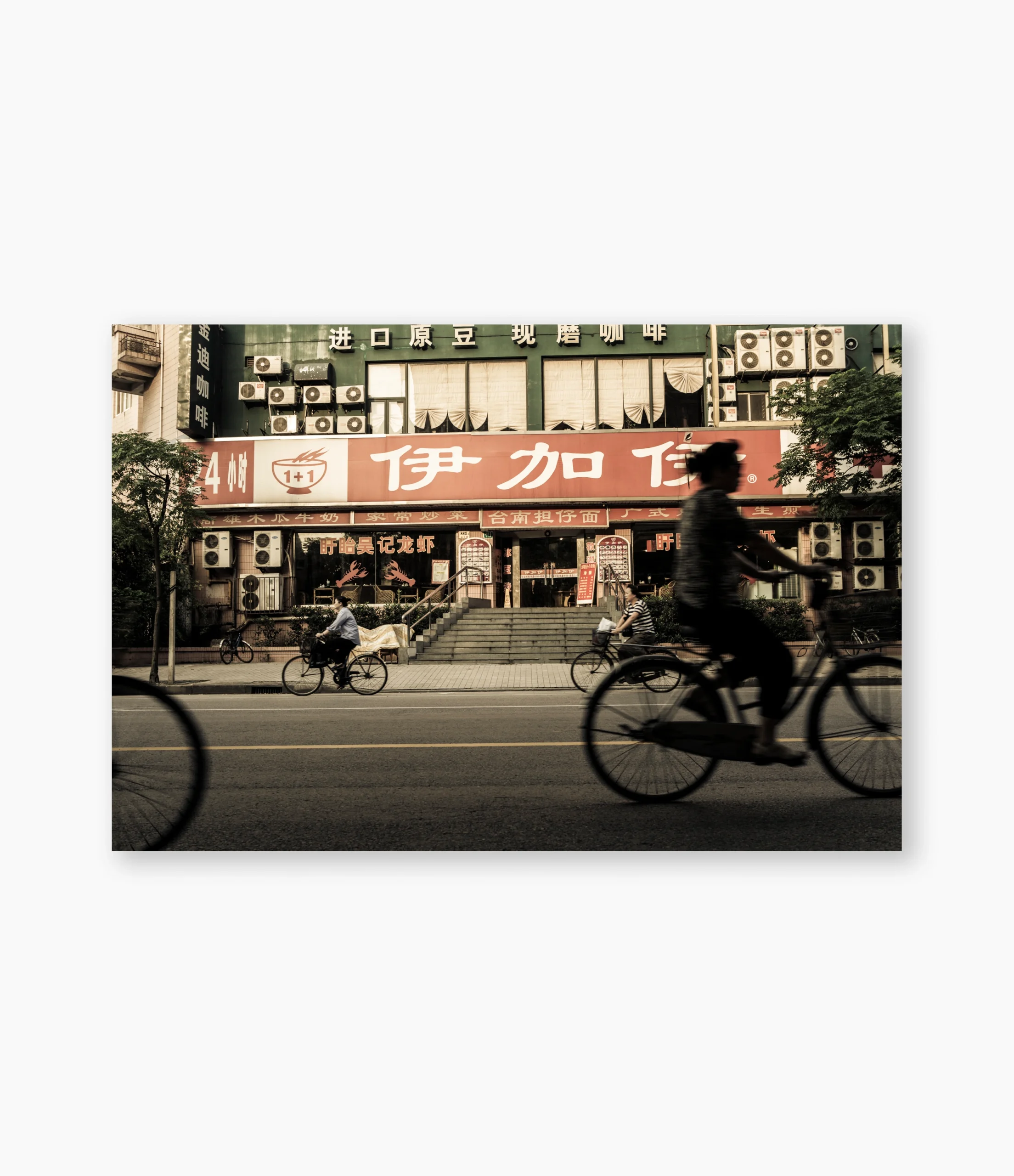 Rua movimentada de Shanghai com bicicletas, carros e letreiros – fotografia de André Nunez