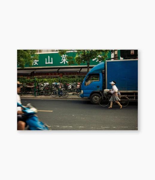 Rua de Shanghai com caminhão azul e pedestres – fotografia de André Nunez