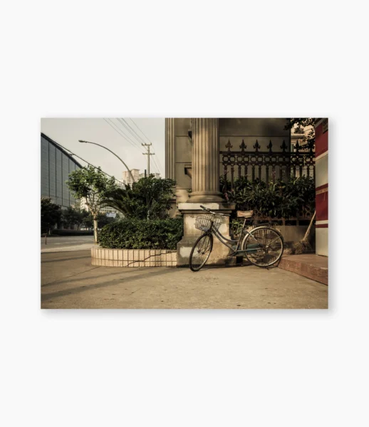 Bicicleta encostada junto a portão ornamentado em esquina de Shanghai – fotografia de André Nunez