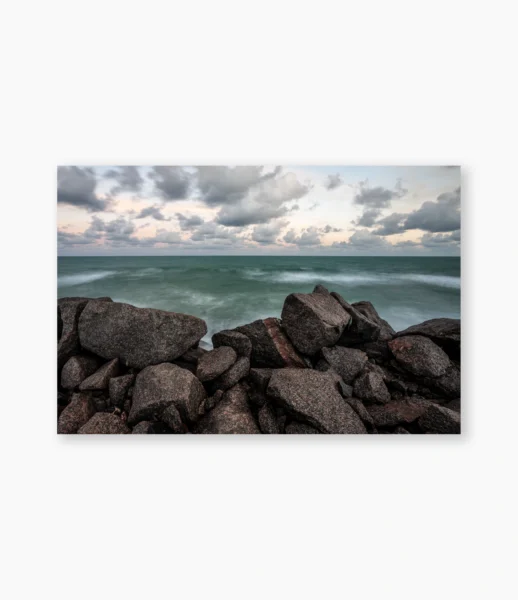 Pedras em primeiro plano diante do mar e do horizonte – fotografia de André Nunez