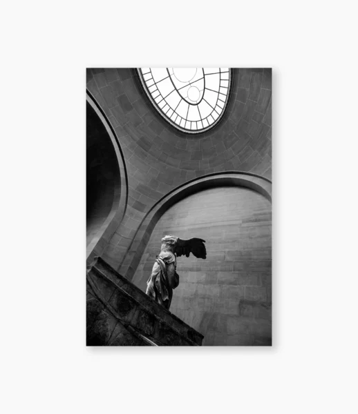 Escultura Vitória de Samotrácia vista de baixo, Museu do Louvre, Paris – fotografia de André Nunez
